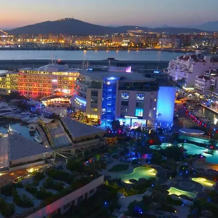 Luxury With Rooftop Pools & Views Appartement