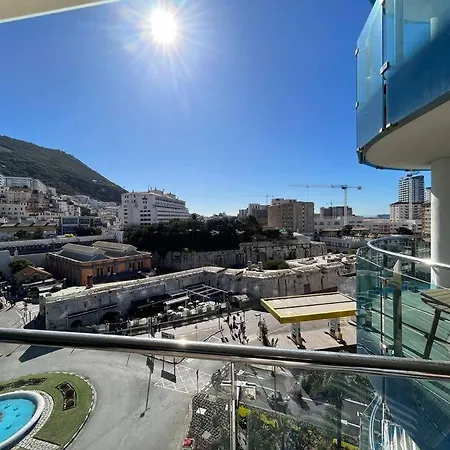 Luxury With Rooftop Pools & Views Apartment *