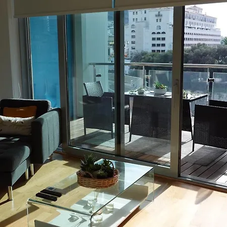 Luxury With Rooftop Pools & Views Apartment *