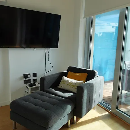 Luxury With Rooftop Pools & Views Apartment
