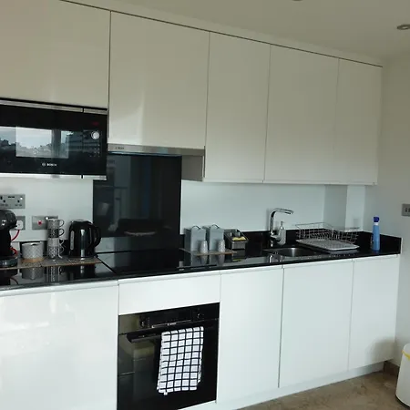 Luxury With Rooftop Pools & Views Apartment *