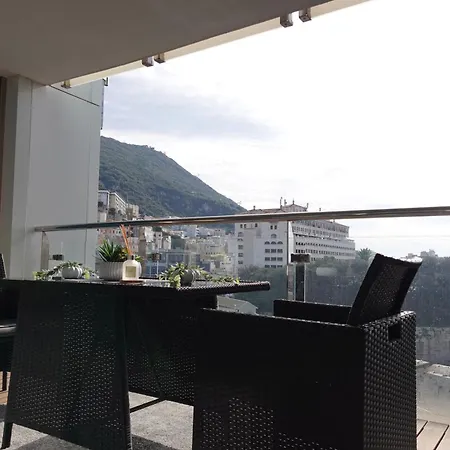 Luxury With Rooftop Pools & Views Appartement *